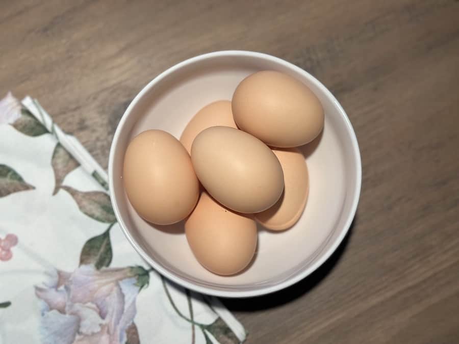 Different coloured chicken eggs: Light brown eggs in a white bowl